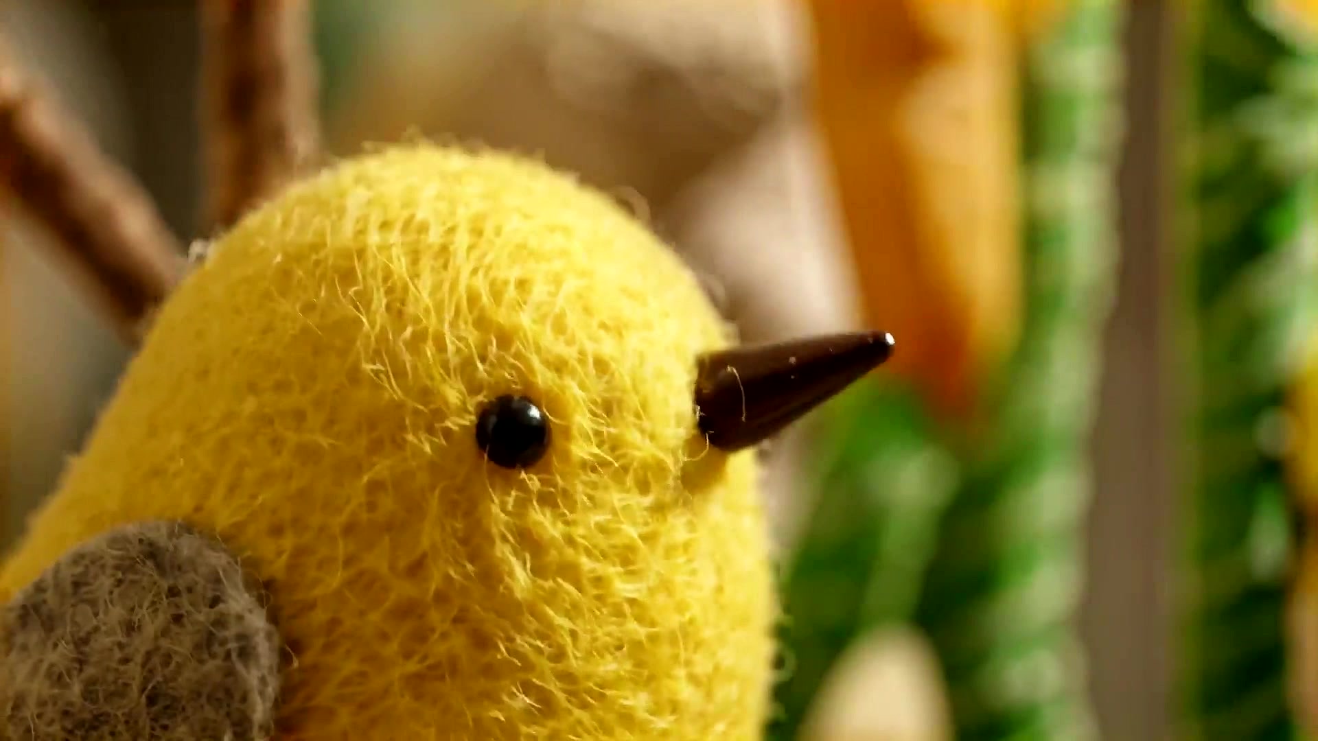 Offizielles LTX-Ergebnis mit feinen Textilfasern auf einem handgefertigten gelben Vogel