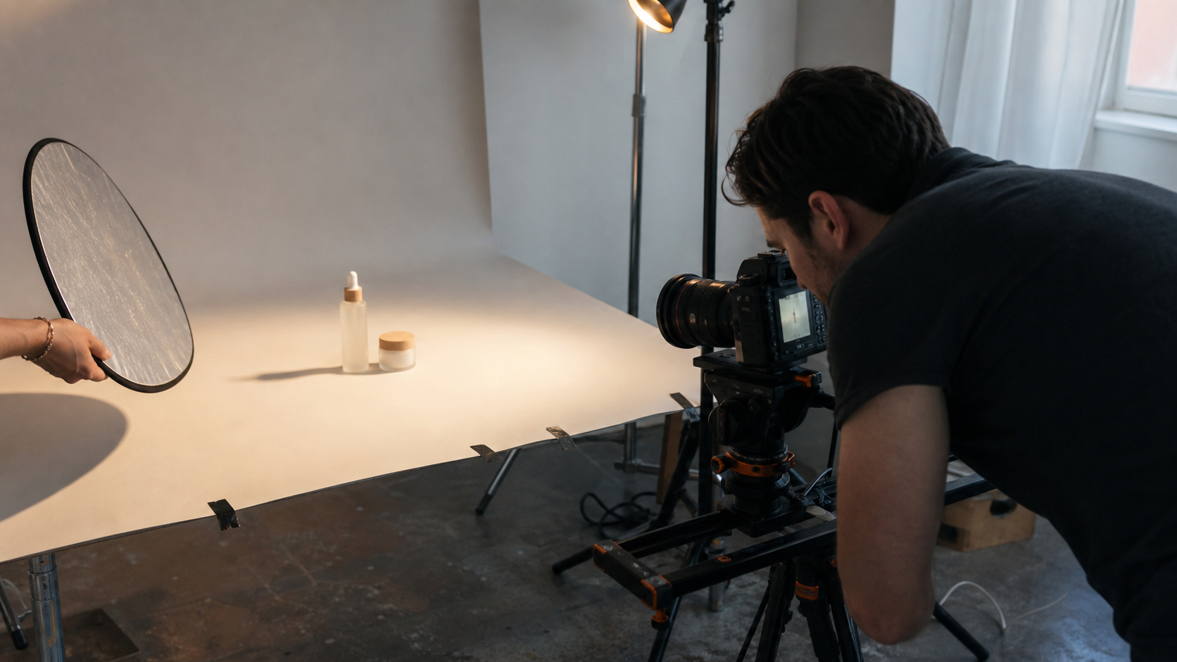 Un tournage réel de vidéo produit avec un rail de caméra, un éclairage compact, un réflecteur et des produits de soin de la peau