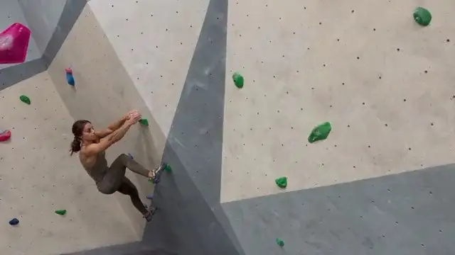 Offizielles Seedance 2.5 Dreamina-Beispiel: ein Kletterer bewegt sich über eine Indoor-Boulderingwand